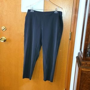 Women's 32 Degree cool XL dark gray capris. Back patch, front slash pockets.